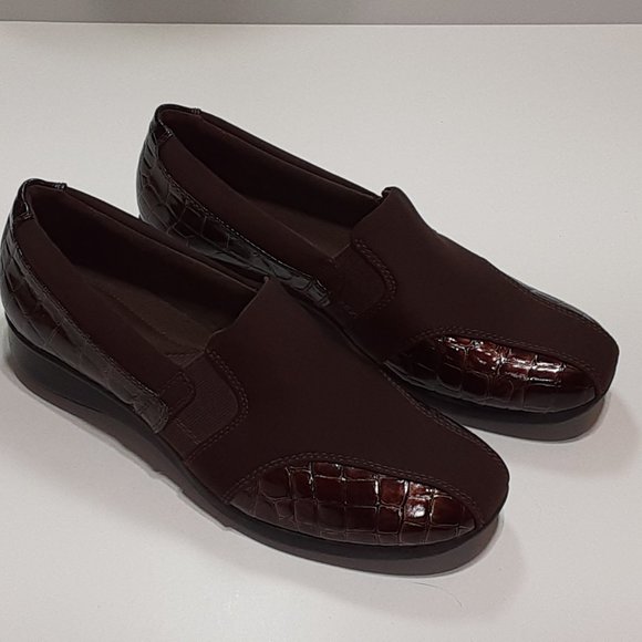 Clarks Collection, brown, slip-on shoe with crocodile embossed accents, size 9.5 - Picture 6 of 8